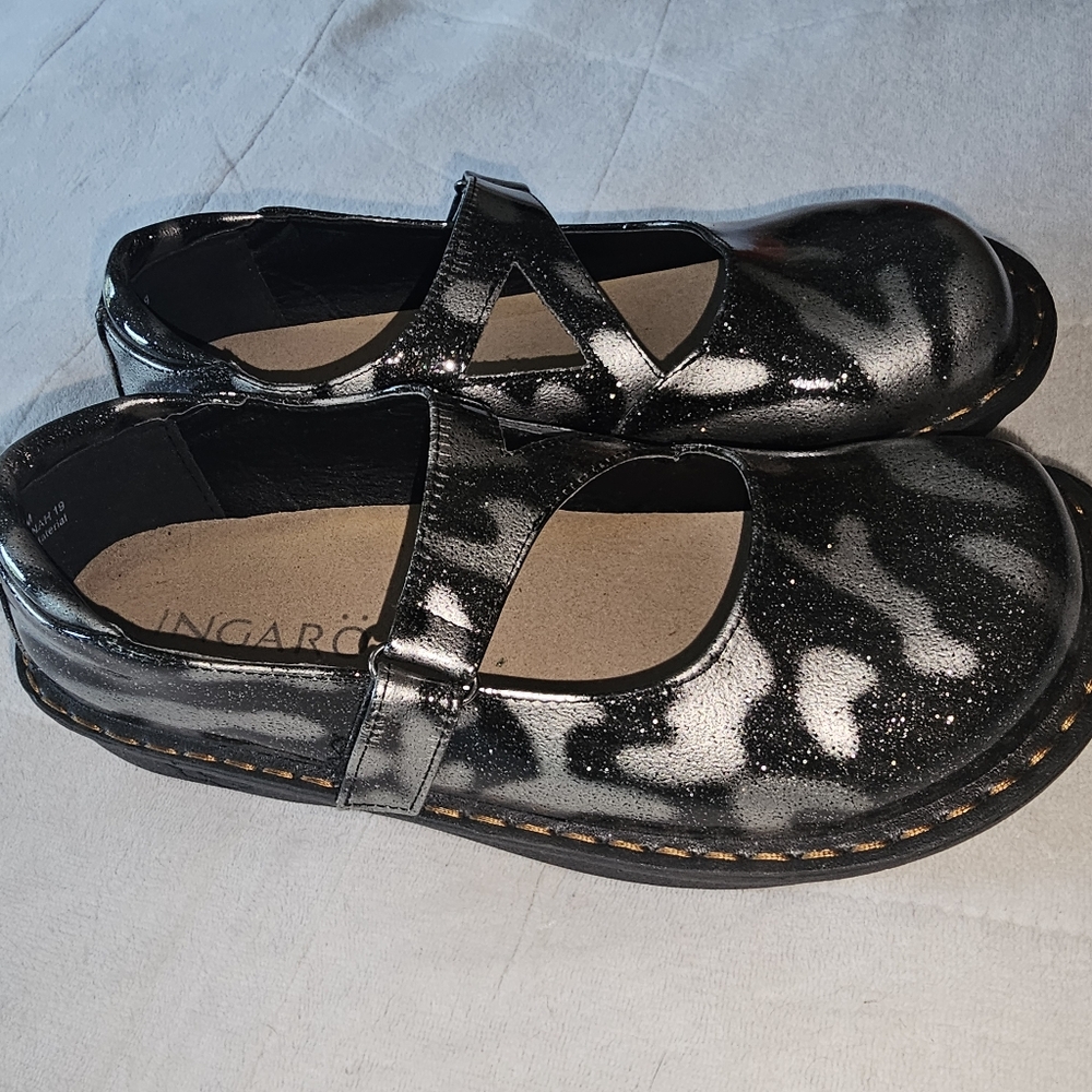 Pair of Ingaro nursing  shoe with velcro closure - Picture 3 of 7